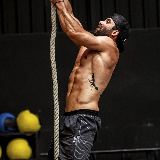 El CrossFit es un programa que te permite desarrollar las 10 capacidades físicas generales resistencia cardiovascular y respiratoria, energía, fuerza, flexibilidad, potencia, velocidad, coordinación, agilidad, equilibrio y precisión.