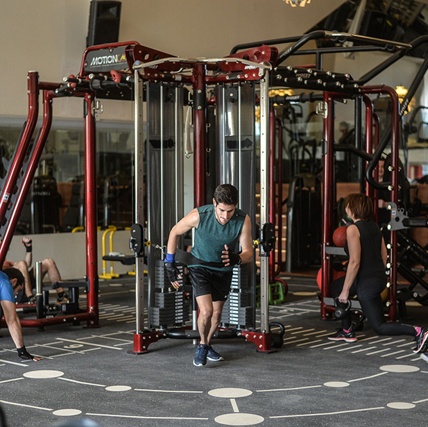 Realiza ilimitadas configuraciones de ejercicios en una única máquina, combinando distintas estaciones y logrando un entrenamiento completo.