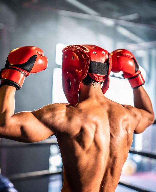 El boxeo es una de las disciplinas más completas que existen: mejora tu resistencia, potencia tu fuerza, afina tu coordinación y despeja la mente. Cada sesión es un reto que te activa a nivel físico y cognitivo, ayudándote a ganar confianza y disciplina. Es intensidad, técnica y diversión en estado puro. Una forma diferente y muy potente de entrenar.