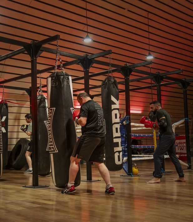 Nuestra boutique está equipada con ring profesional, sacos y todo lo necesario para practicar boxeo en condiciones reales. En pleno Madrid, te ofrecemos un entorno cuidado al detalle, pensado para que entrenes con comodidad, seguridad y máxima motivación. Un espacio que respalda cada golpe, cada movimiento y cada progreso.