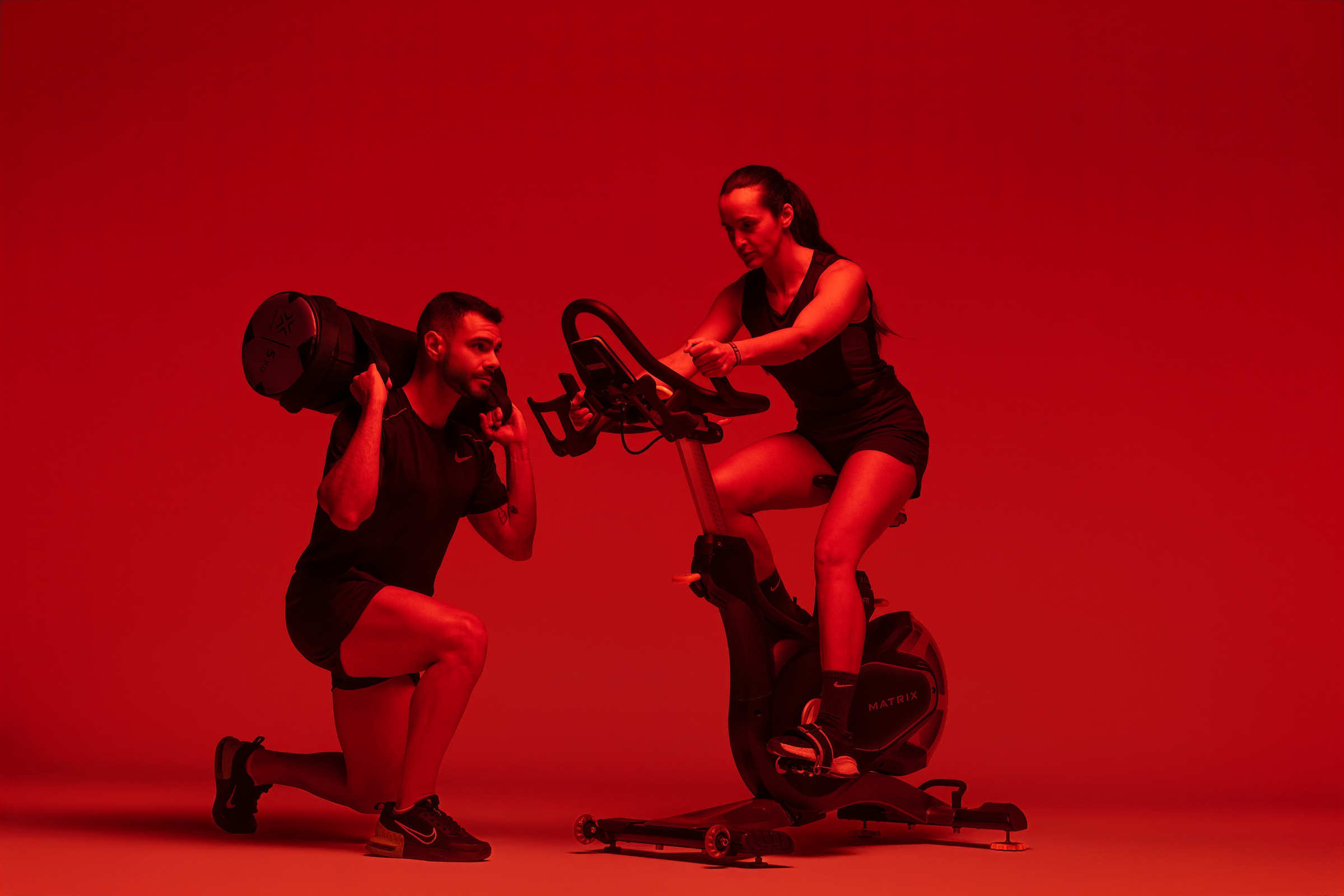 Funcional Cycling alterna ejercicios en bicicleta u otras máquinas cardiovasculares con bloques de entrenamiento funcional de alta intensidad.
Durante la clase combinarás diferentes fases de cardio con ejercicios de fuerza y resistencia. Una forma dinámica y completa de mejorar tu condición física, fortalecer todo el cuerpo y quemar calorías.
Cada participante podrá adaptar los ejercicios y la intensidad a su nivel.