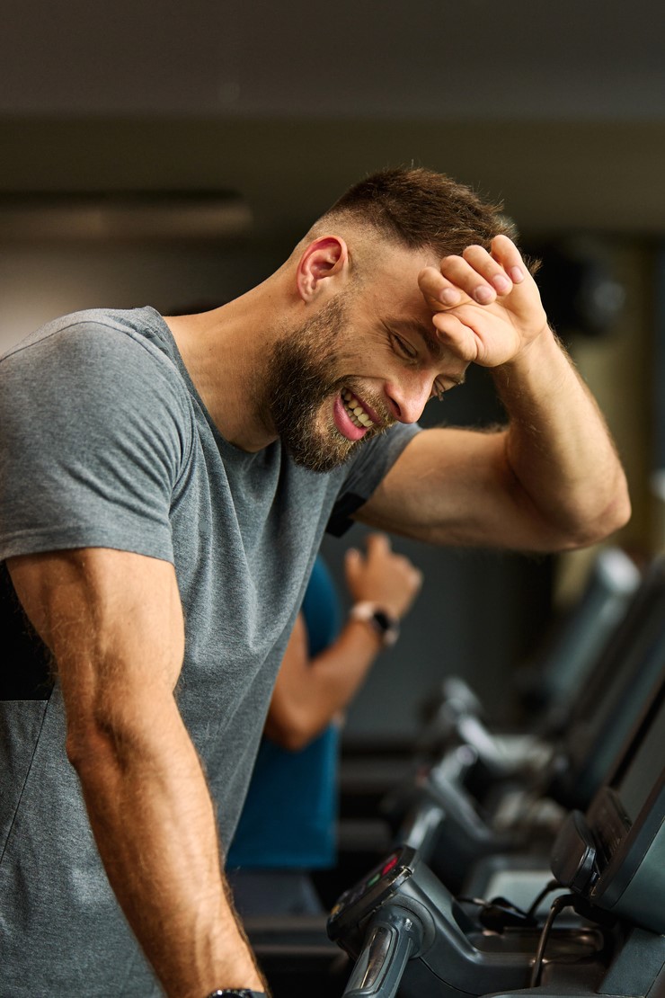 Aliviar el estrés en el gimnasio tras la jornada laboral: movimientos que «curan»